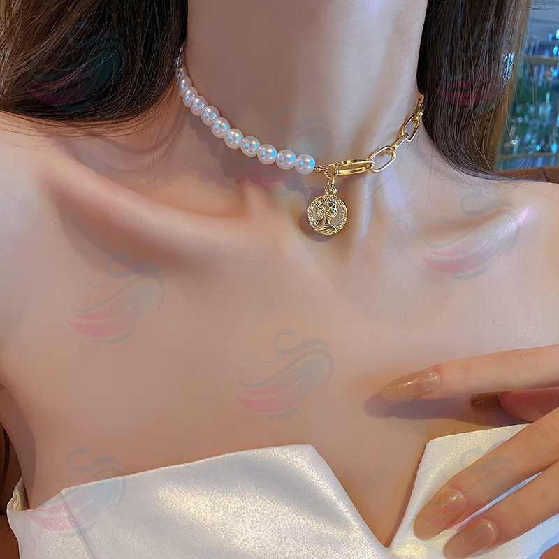 Retro Portrait of Exaggerated Thick Chain Necklace