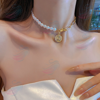 Retro Portrait of Exaggerated Thick Chain Necklace