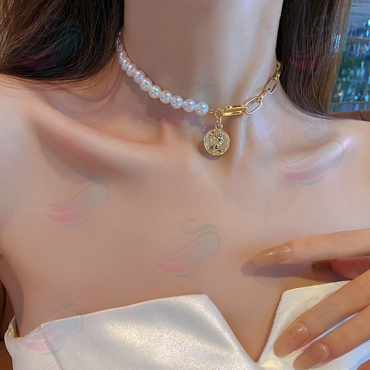 Retro Portrait of Exaggerated Thick Chain Necklace