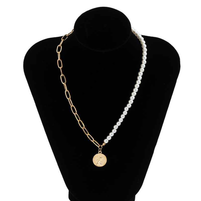 Retro Portrait of Exaggerated Thick Chain Necklace
