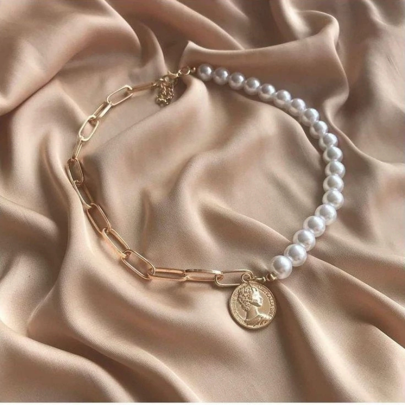 Retro Portrait of Exaggerated Thick Chain Necklace